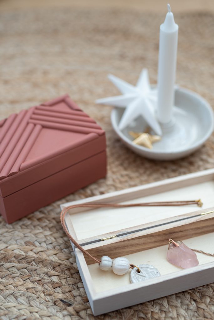 DIY Anleitung für Holzkisten als Schmuckdosen aus Holz mit geometrischem Muster als Aufbewahrung für Schmuck und Geschenkverpackung zu Weihnachten