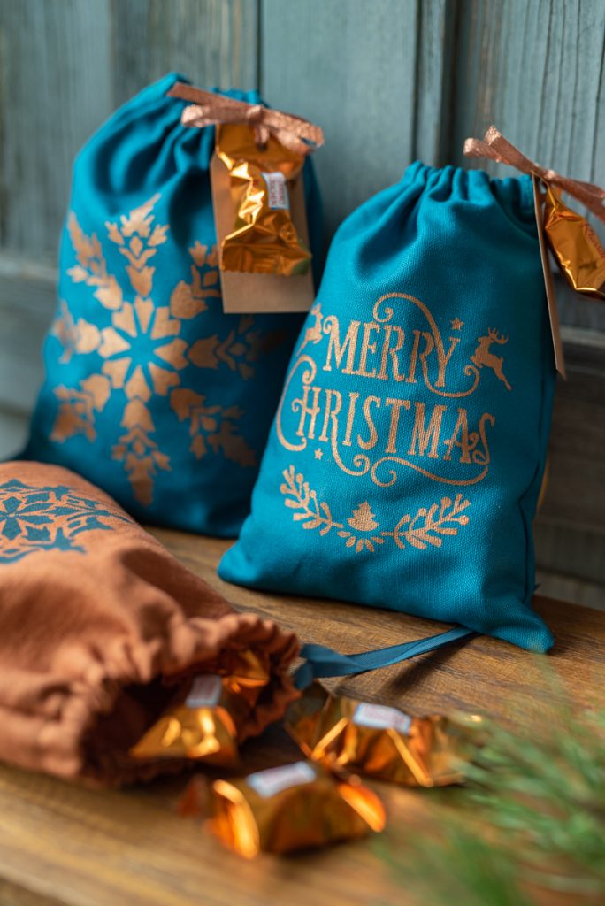 DIY Anleitung für selbst genähte Geschenkbeutel aus Leinen mit weihnachtlichen Motiven in Siebdruck Technik mit Schablonen verziert als edle Geschenkverpackung zu Weihnachten