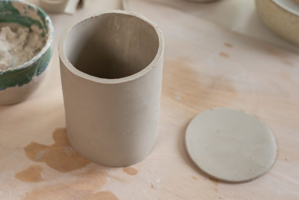 DIY Töpferanleitung für einen selbst getöpferten Kerzenleuchter mit Keramik Dose in der Plattentechnik in Naturfarben 