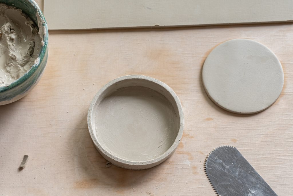 DIY Töpferanleitung für einen selbst getöpferten Kerzenleuchter mit Keramik Dose in der Plattentechnik in Naturfarben 