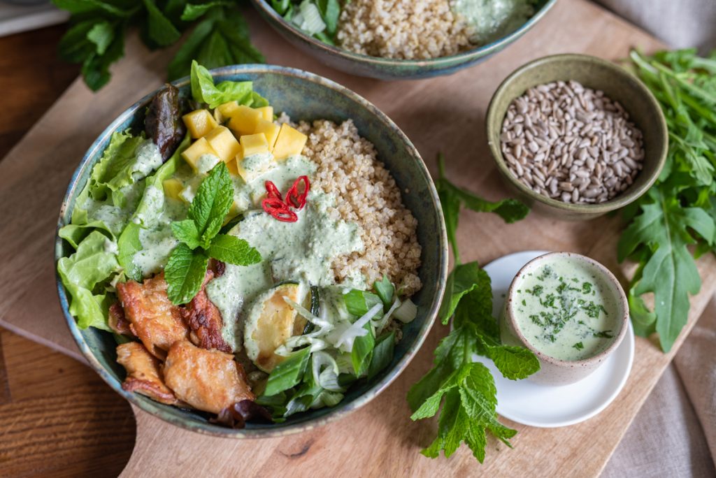 Rezept für vegetarische Salat Bowl mit Joghurt Rucola Minze Dressing und Quinoa