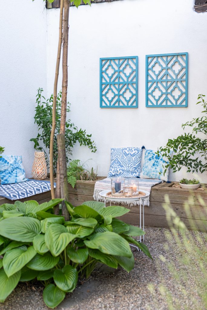 Dekoideen für die schattige Ecke im Garten mit Hinterhof Charakter und Deko in der vintage Outdoor Küche