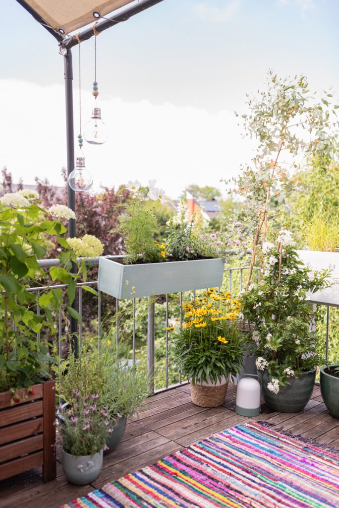 Anleitung für einen einfachen, selbst gebauten DIY Blumenkasten aus Holz für den Balkon