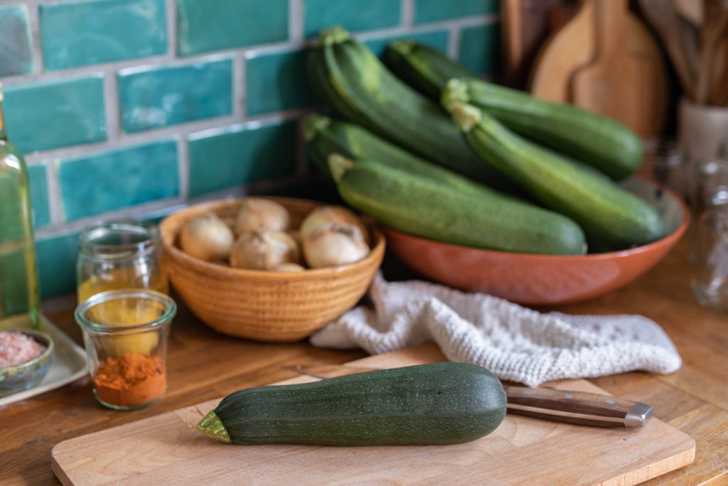 Sommerliches Rezept für eingemachtes Zucchini Chutney mit Rosinen und orientalischer Note aus dem eigenen Garten