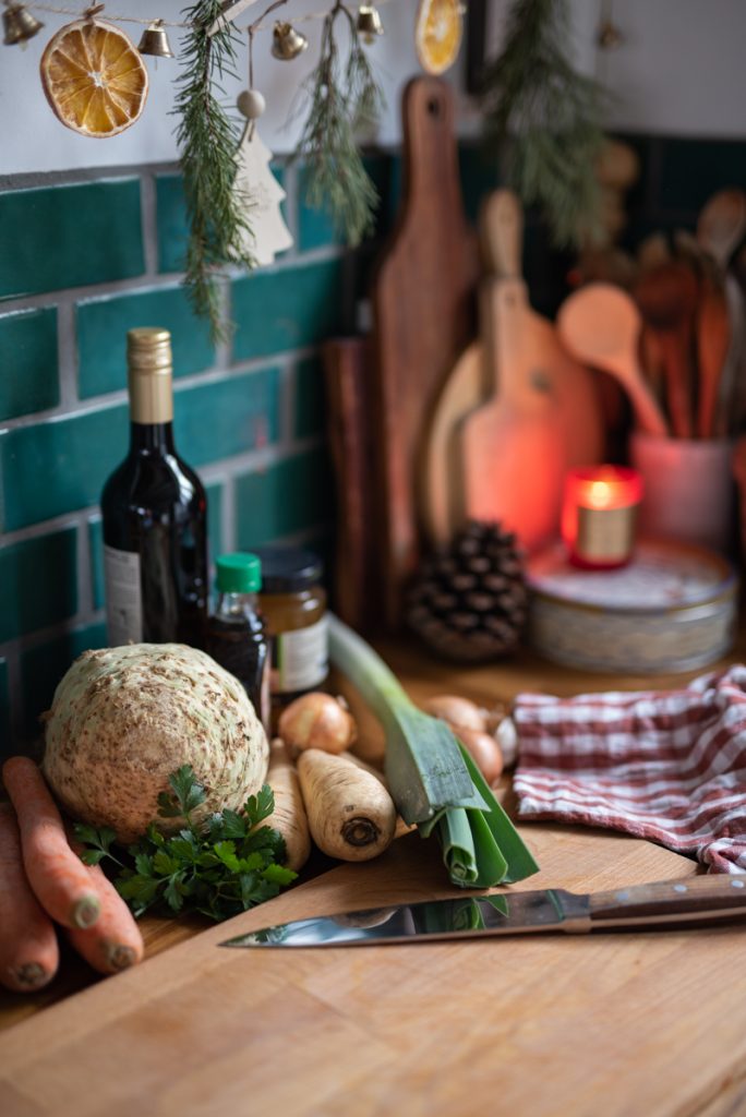 Rezept für vegane Bratensauce auf Rotwein Basis als pflanzliche Alternative zum Bratenfond für das vegetarische Weihnachtsmenü