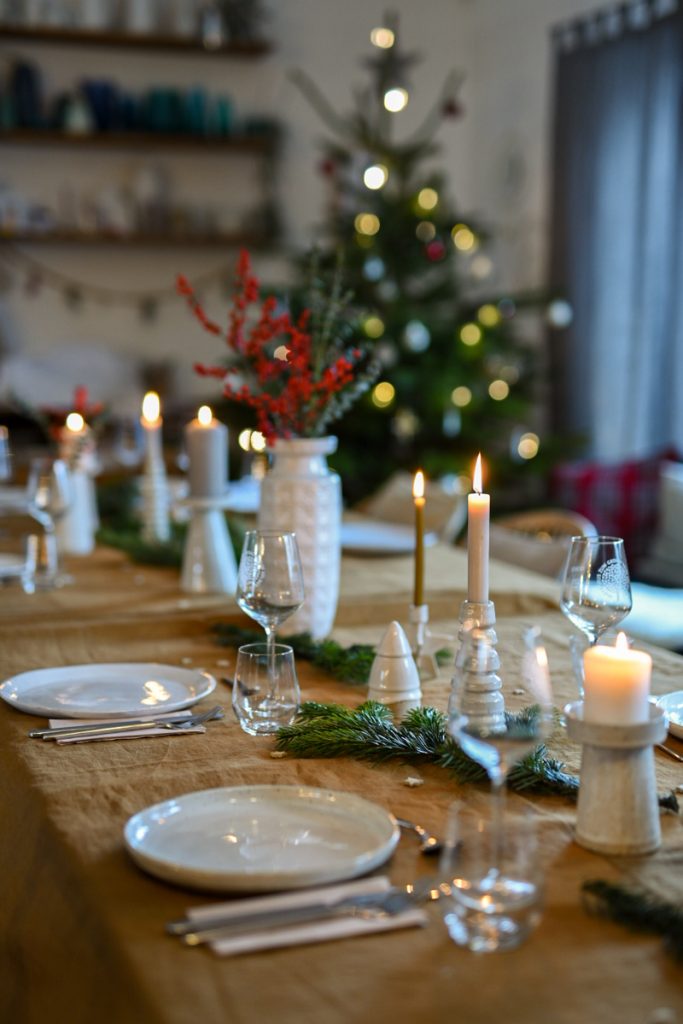 Festliche Tischdeko zu Weihnachten mit handgetöpfertem Geschirr, Kerzenleuchtern und selbst getöpferter Keramik Deko und Inspiration für getöpferte Weihnachtsgeschenke