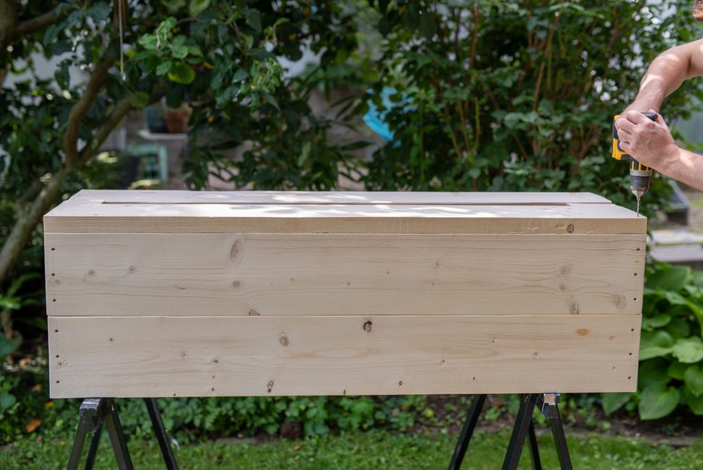 DIY Anleitung für einen selbst gebauten Pflanzkübel mit Sitzbank aus Holz als Sichtschutz und Deko für den Balkon oder den Garten