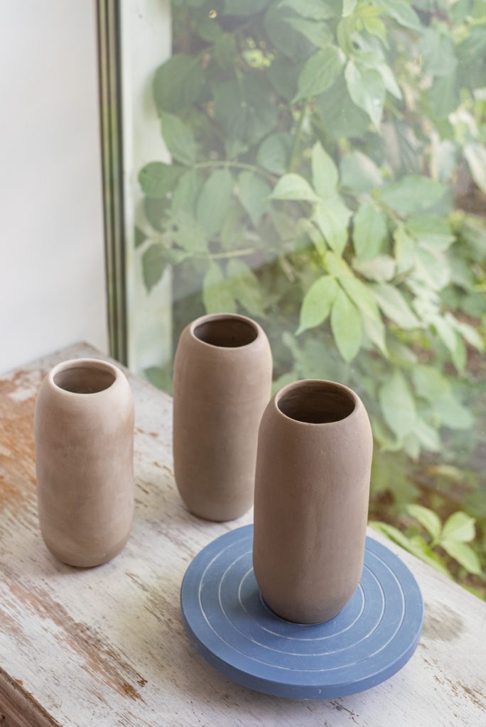 Einfache Töpferanleitung für eine handgetöpferte Keramik Vase ohne Töpferscheibe mit Eindrückformen und der Plattentechnik für Anfänger und Fortgeschrittene
