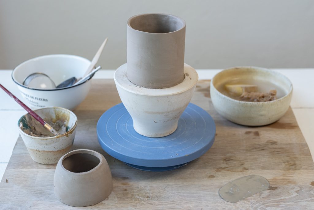Einfache Töpferanleitung für eine handgetöpferte Keramik Vase mit Eindrückformen und der Plattentechnik für Anfänger und Fortgeschrittene