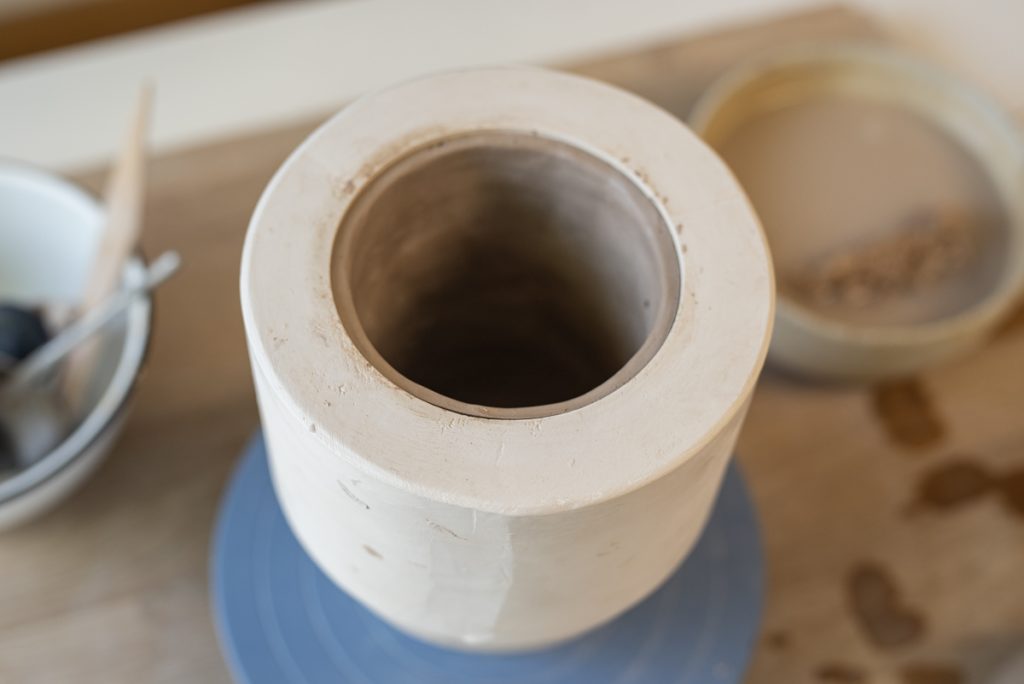 Einfache Töpferanleitung für eine handgetöpferte Keramik Vase mit Eindrückformen und der Plattentechnik für Anfänger und Fortgeschrittene