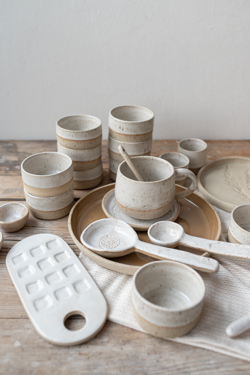 Töpfer Ideen in Steinzeug Keramik mit weißer und naturfarbener Glasur 