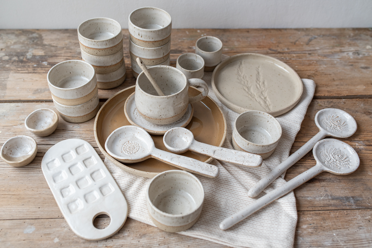 Töpfer Ideen aus Steinzeug Keramik mit weißer und naturfarbener Glasur