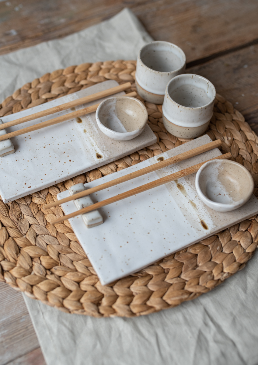 Handgetöpfertes Sushi Set mit Sake Bechern in Weiß mit Naturfarben als Töpfer Inspiration 