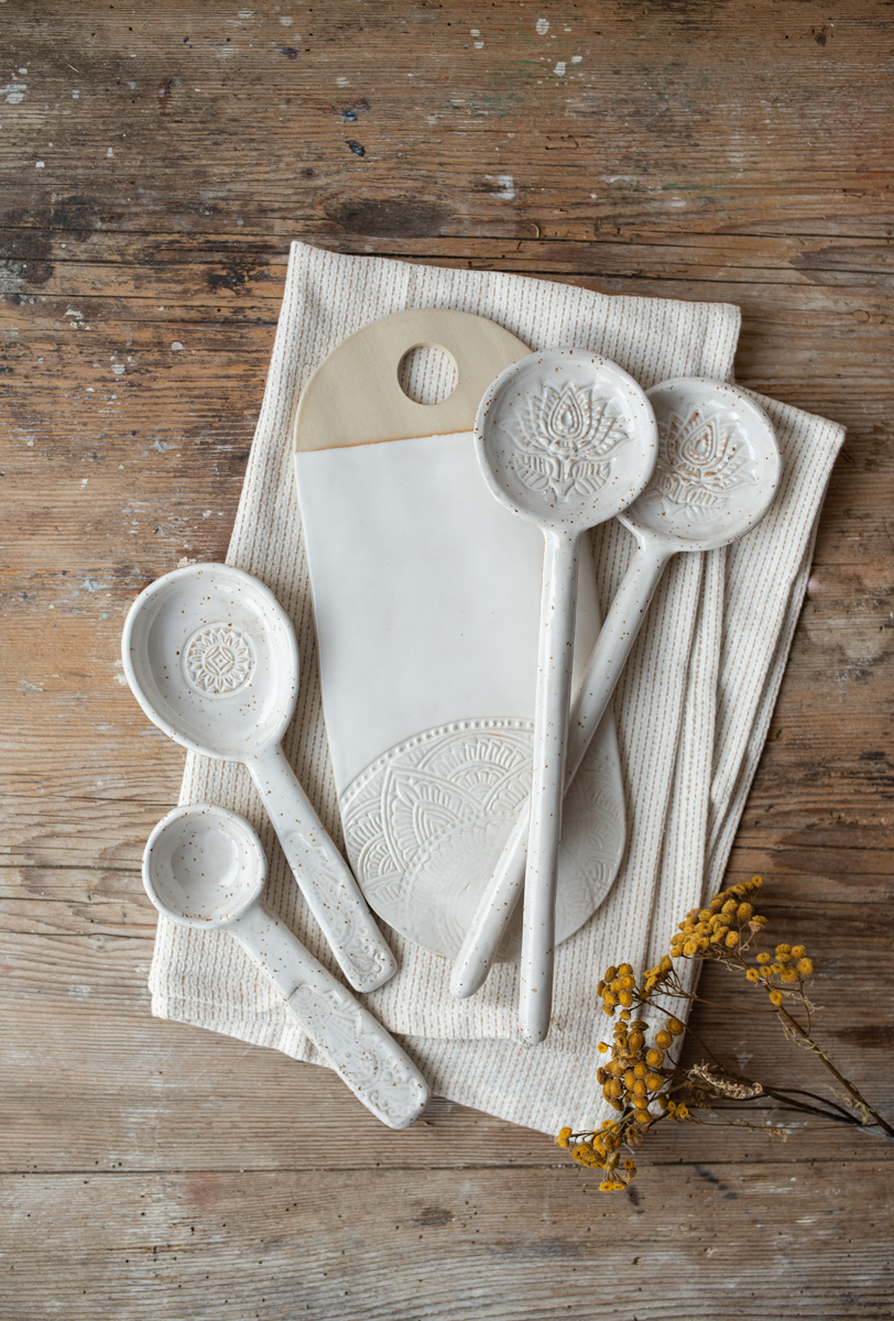 Servierbrett und Löffel wie Reislöffel und Salatbesteck aus Keramik mit Stempel Muster und weißer Glasur