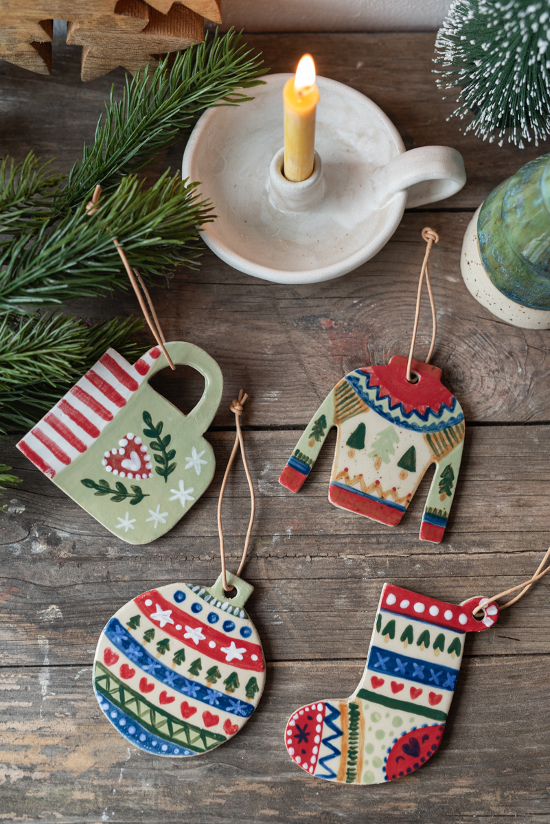 DIY - Töpfern: selbst getöpferte Anhänger aus Ton mit weihnachtlichen Motiven bemalen und glasieren